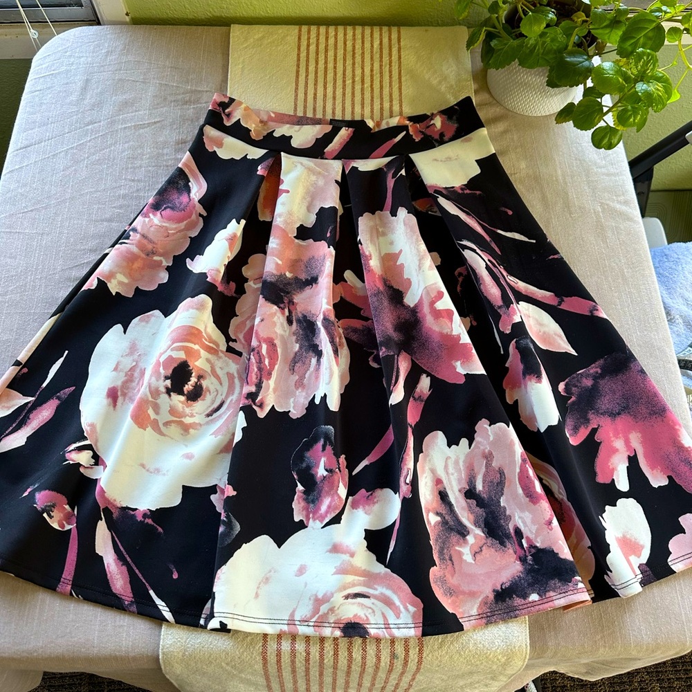 Beautiful Floral Skirt. Size L